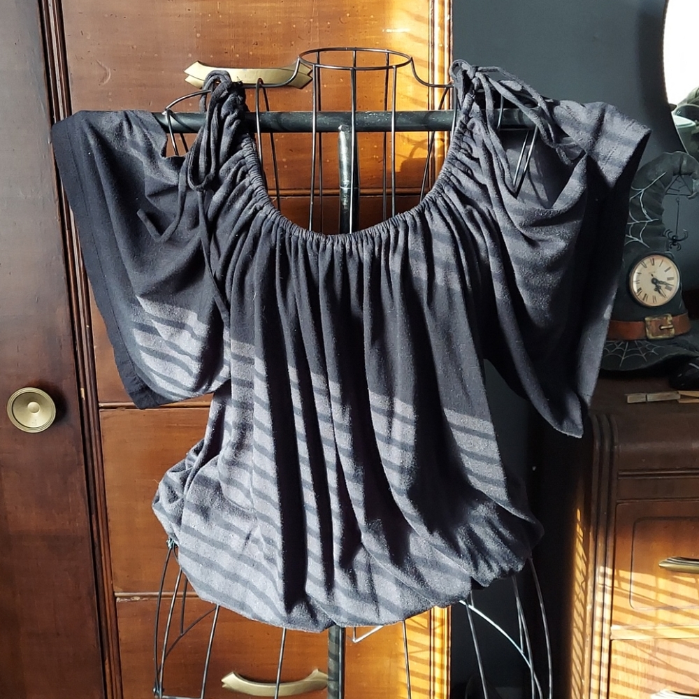 Keyhole sleeve peasant top